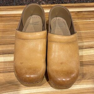 dansko professional honey distressed clogs